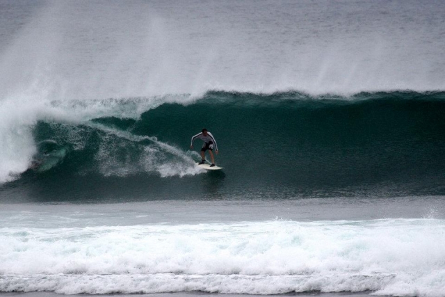 hombre surfeando en una gran ola